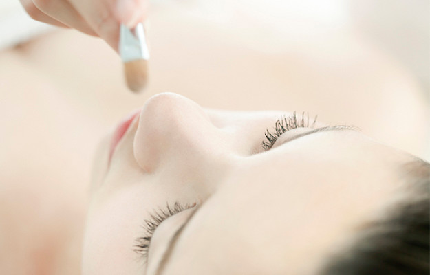 メイクする女性