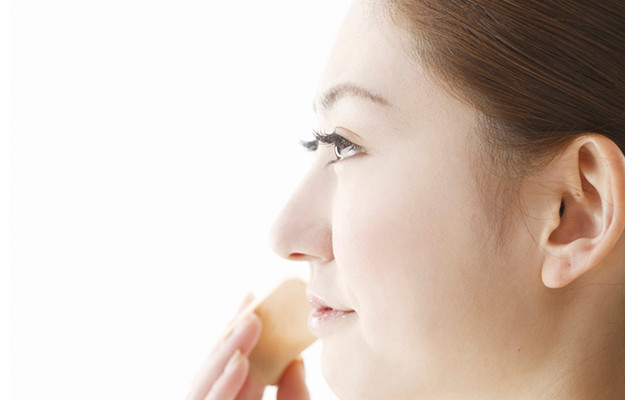 メイクする女性