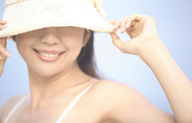 おでこを隠す女性