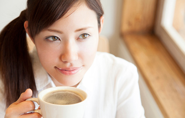 コーヒーを飲む女性